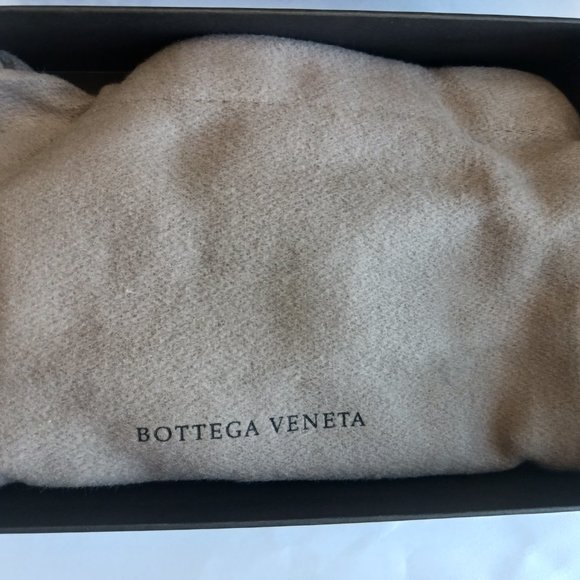 Bottega Veneta iconic intrecciato Leather iPhone 11 Case with fingerloop - Picture 3 of 7